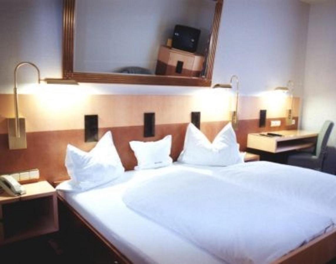 Hotel Dietmayr นอยมาร์คท์ อิน แดร์ โอเบอร์พฟัลซ์ ภายนอก รูปภาพ
