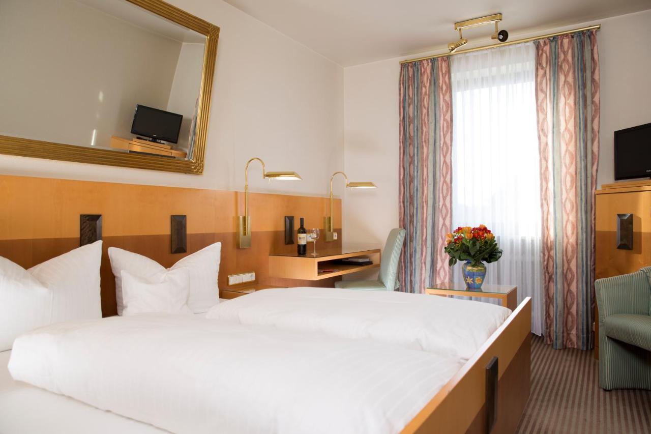 Hotel Dietmayr นอยมาร์คท์ อิน แดร์ โอเบอร์พฟัลซ์ ภายนอก รูปภาพ