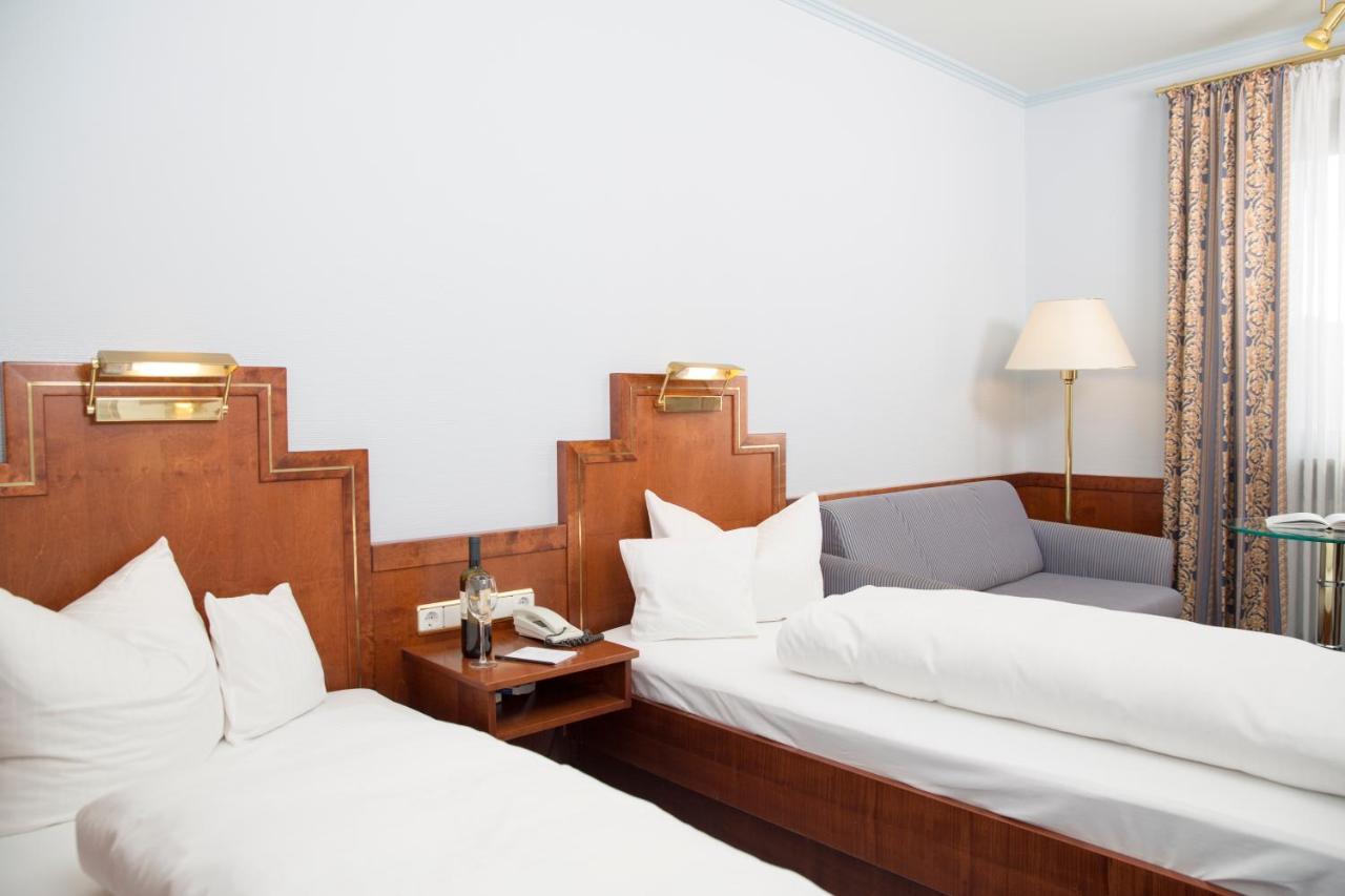Hotel Dietmayr นอยมาร์คท์ อิน แดร์ โอเบอร์พฟัลซ์ ภายนอก รูปภาพ