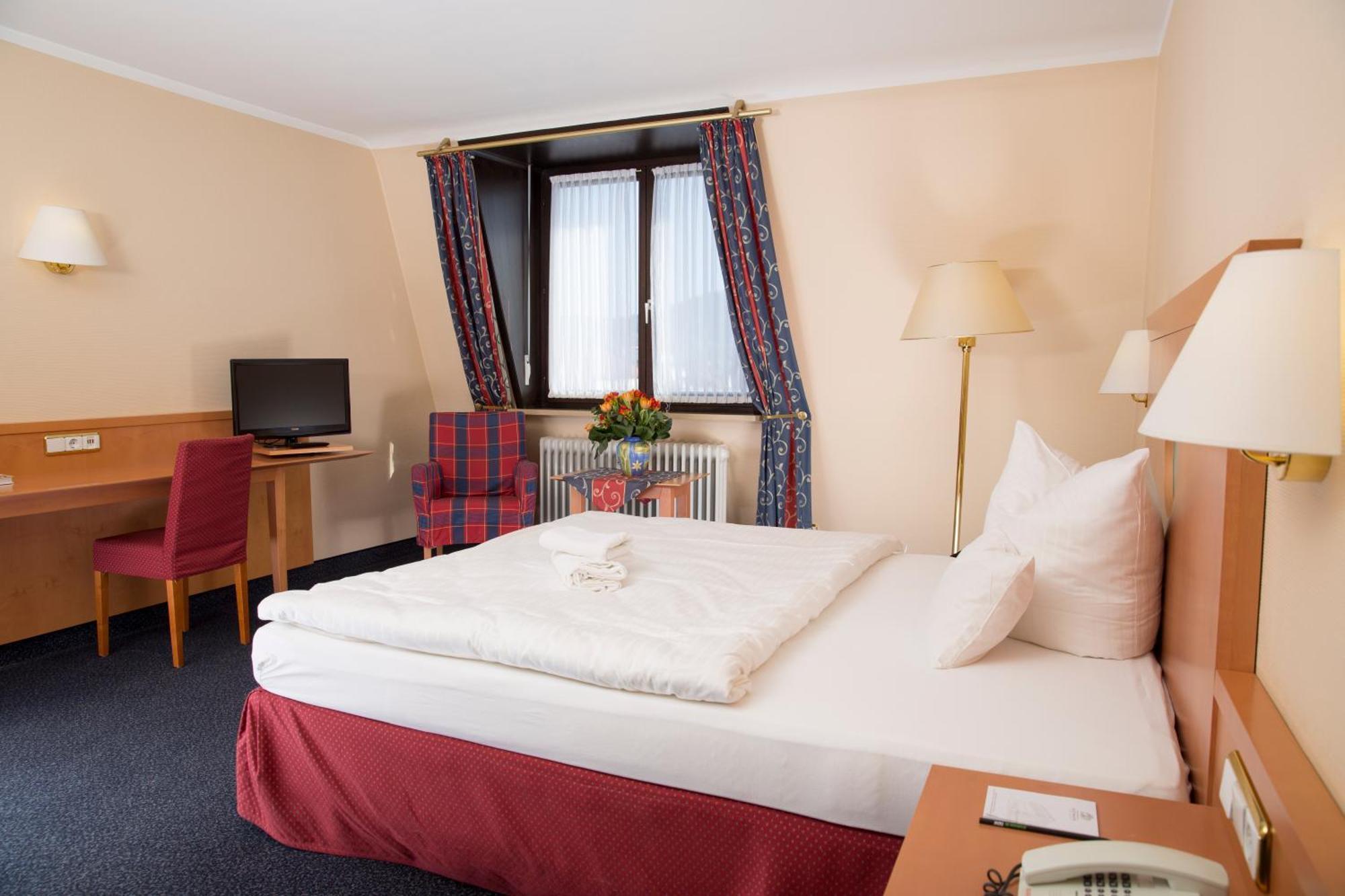 Hotel Dietmayr นอยมาร์คท์ อิน แดร์ โอเบอร์พฟัลซ์ ภายนอก รูปภาพ